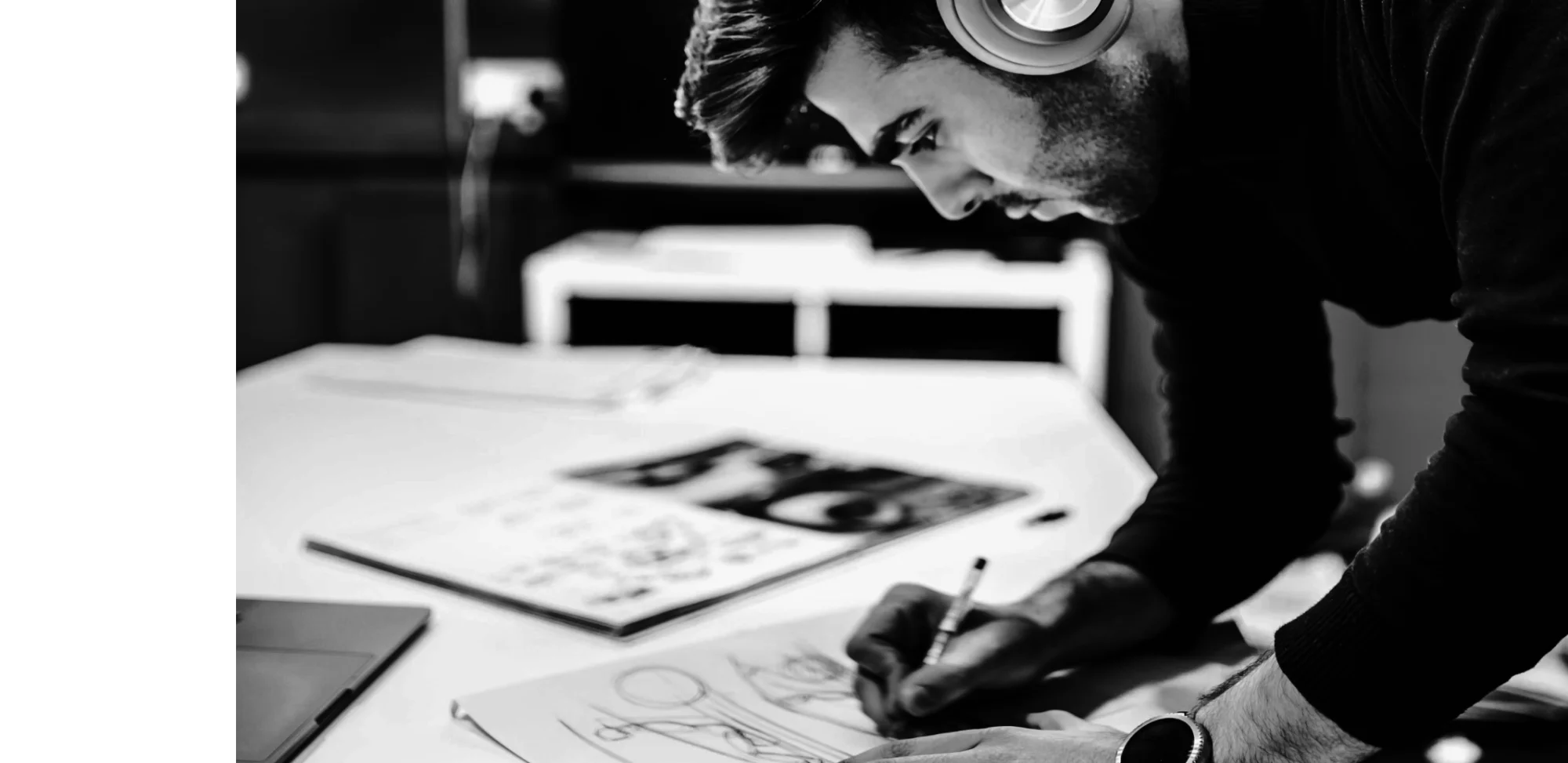 Progettista al lavoro sul disegno tecnico di un nuovo prodotto